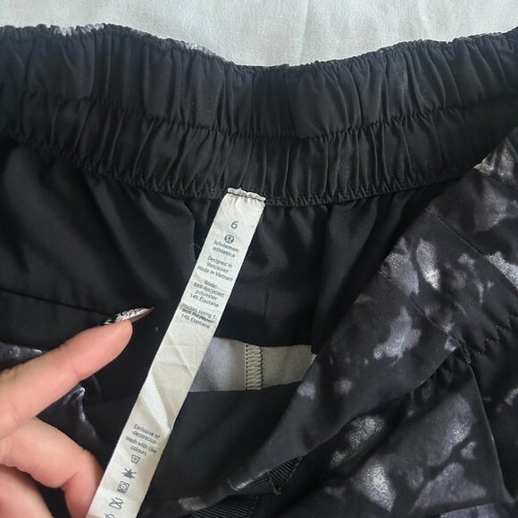 Lululemon Athletica Spring Break Away tie dye black and white shorts size 6 - Picture 3 of 4